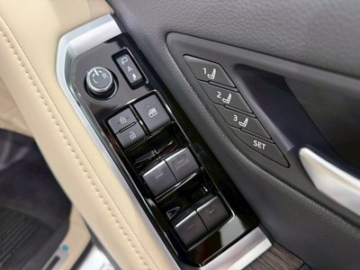 صورة 38 لـ 2025 Toyota LAND CRUISER 300
