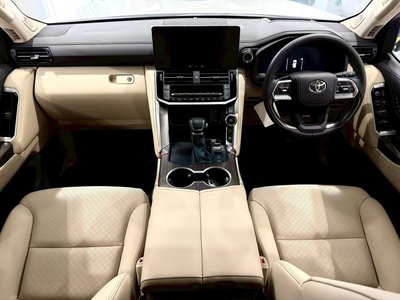 صورة 56 لـ 2025 Toyota LAND CRUISER 300