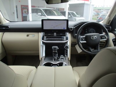 2025 Toyota LAND CRUISER 300 thumbnail 32