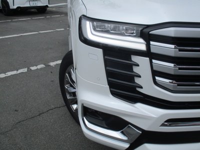 2025 Toyota LAND CRUISER 300 photo 4