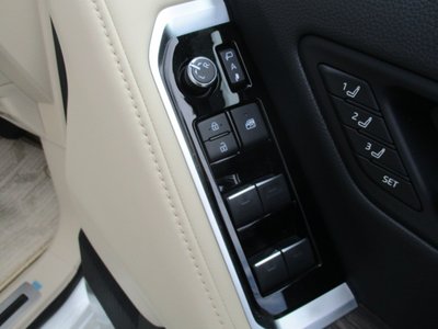 2025 Toyota LAND CRUISER 300 thumbnail 39