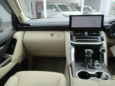 2025 Toyota LAND CRUISER 300 thumbnail 34