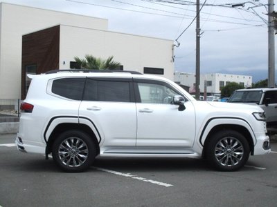 2025 Toyota LAND CRUISER 300 photo 8