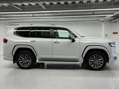2024 Toyota LAND CRUISER 300 photo 13