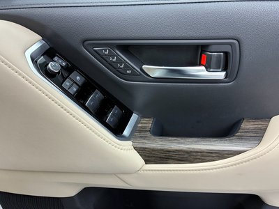 2024 Toyota LAND CRUISER 300 thumbnail 24