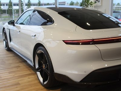 صورة 11 لـ 2021 Porsche TAYCAN