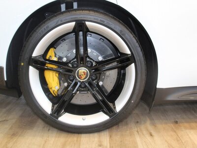 صورة 9 لـ 2021 Porsche TAYCAN