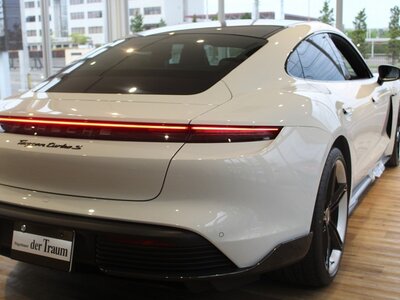 صورة 10 لـ 2021 Porsche TAYCAN