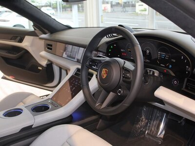 صورة 17 لـ 2021 Porsche TAYCAN
