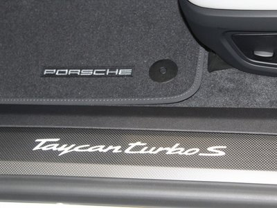 صورة 35 لـ 2021 Porsche TAYCAN