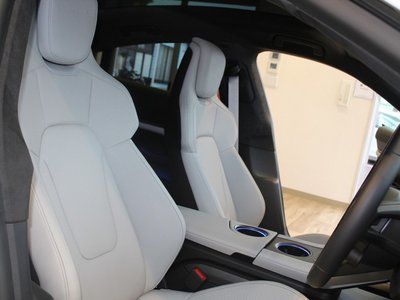 صورة 18 لـ 2021 Porsche TAYCAN