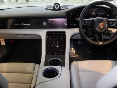 صورة 20 لـ 2021 Porsche TAYCAN