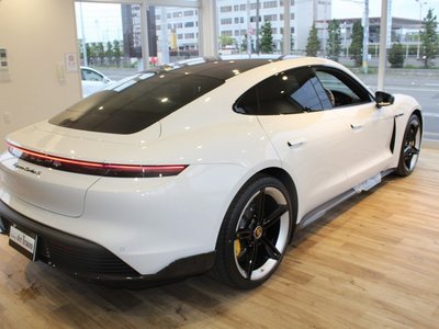 صورة 40 لـ 2021 Porsche TAYCAN
