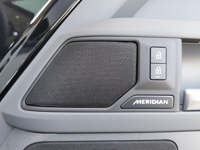 2025 LAND Rover DEFENDER — миниатюра 8