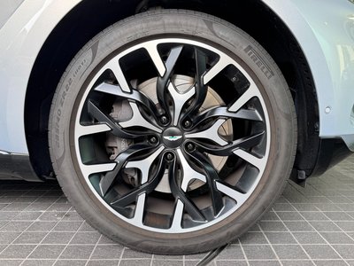 2022 Aston Martin DBX — миниатюра 23