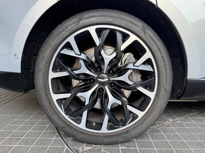 2022 Aston Martin DBX — миниатюра 24