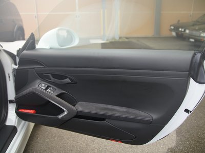 2016 Porsche CAYMAN thumbnail 26