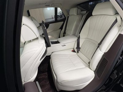 2017 Lexus LS thumbnail 32