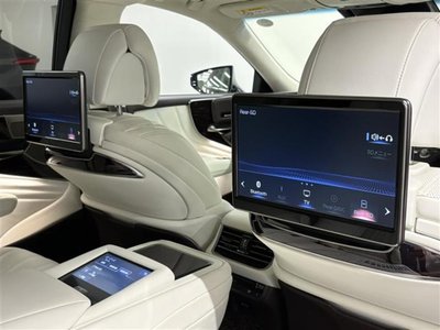 2017 Lexus LS photo 4