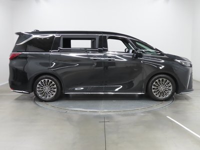 2025 Lexus LM photo 3
