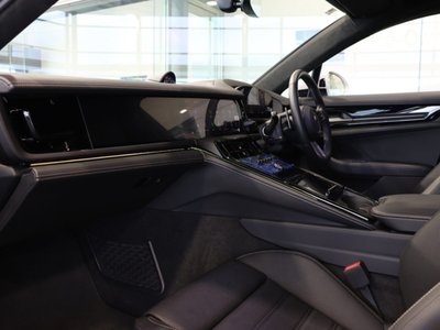 2025 Porsche PANAMERA photo 2