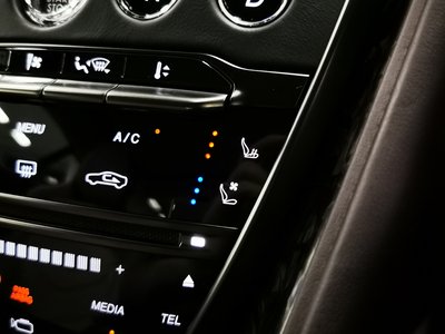 2022 Aston Martin DBS SUPERLEGGERA — миниатюра 29