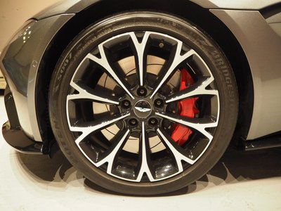 2019 Aston Martin VANTAGE photo 4