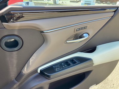 2019 Lexus ES thumbnail 32