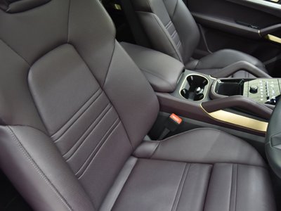 2024 Porsche CAYENNE photo 11