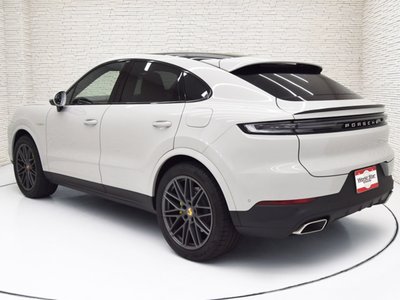 2024 Porsche CAYENNE photo 2