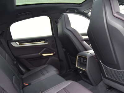 2024 Porsche CAYENNE photo 13