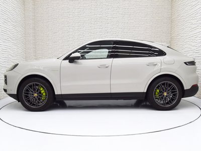 2024 Porsche CAYENNE photo 6
