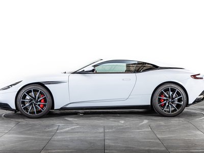 2022 Aston Martin DB11 — фото 5