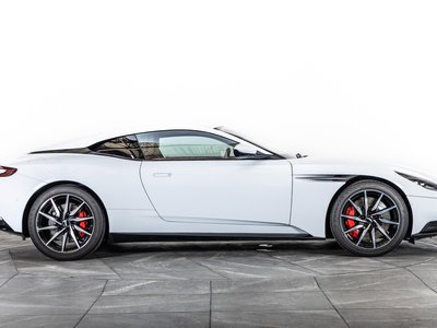 2022 Aston Martin DB11 — фото 8