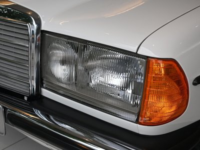 1982 Mercedes-BENZ MEDIUM-CLASS photo 16