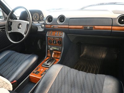 1982 Mercedes-BENZ MEDIUM-CLASS photo 3