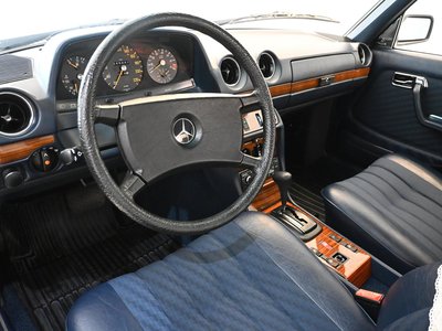 1982 Mercedes-BENZ MEDIUM-CLASS photo 11