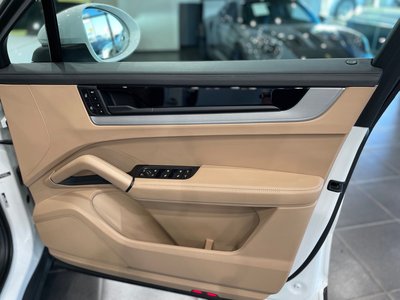 2023 Porsche CAYENNE thumbnail 30