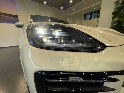 2023 Porsche CAYENNE photo 13