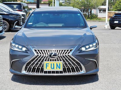 2024 Lexus ES photo 2
