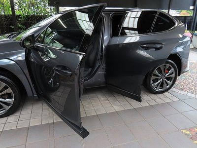 صورة 45 لـ 2024 Lexus UX