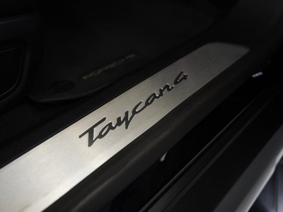 2024 Porsche TAYCAN thumbnail 28