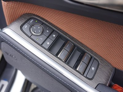 صورة مصغرة 68 لـ 2025 Lexus GX