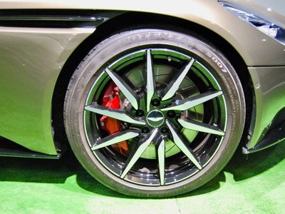 صورة 42 لـ 2017 Aston Martin DB11