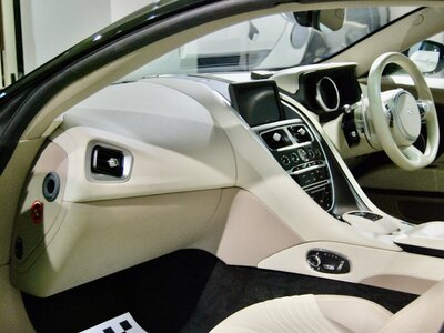 صورة 17 لـ 2017 Aston Martin DB11
