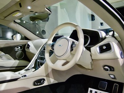 صورة 12 لـ 2017 Aston Martin DB11