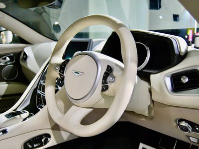 صورة 21 لـ 2017 Aston Martin DB11