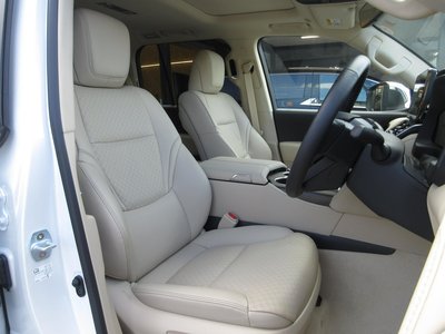2025 Toyota LAND CRUISER 300 thumbnail 40