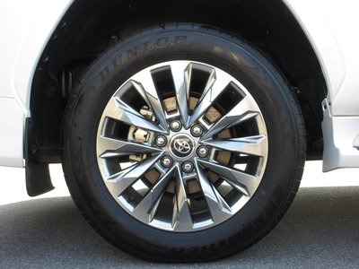 2025 Toyota LAND CRUISER 300 thumbnail 38