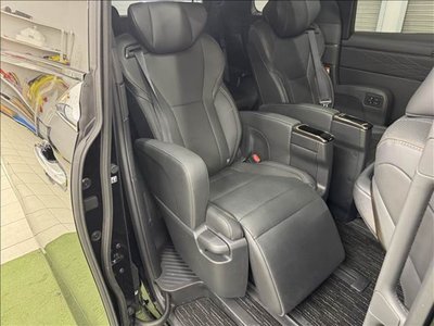 2025 Toyota ALPHARD photo 8